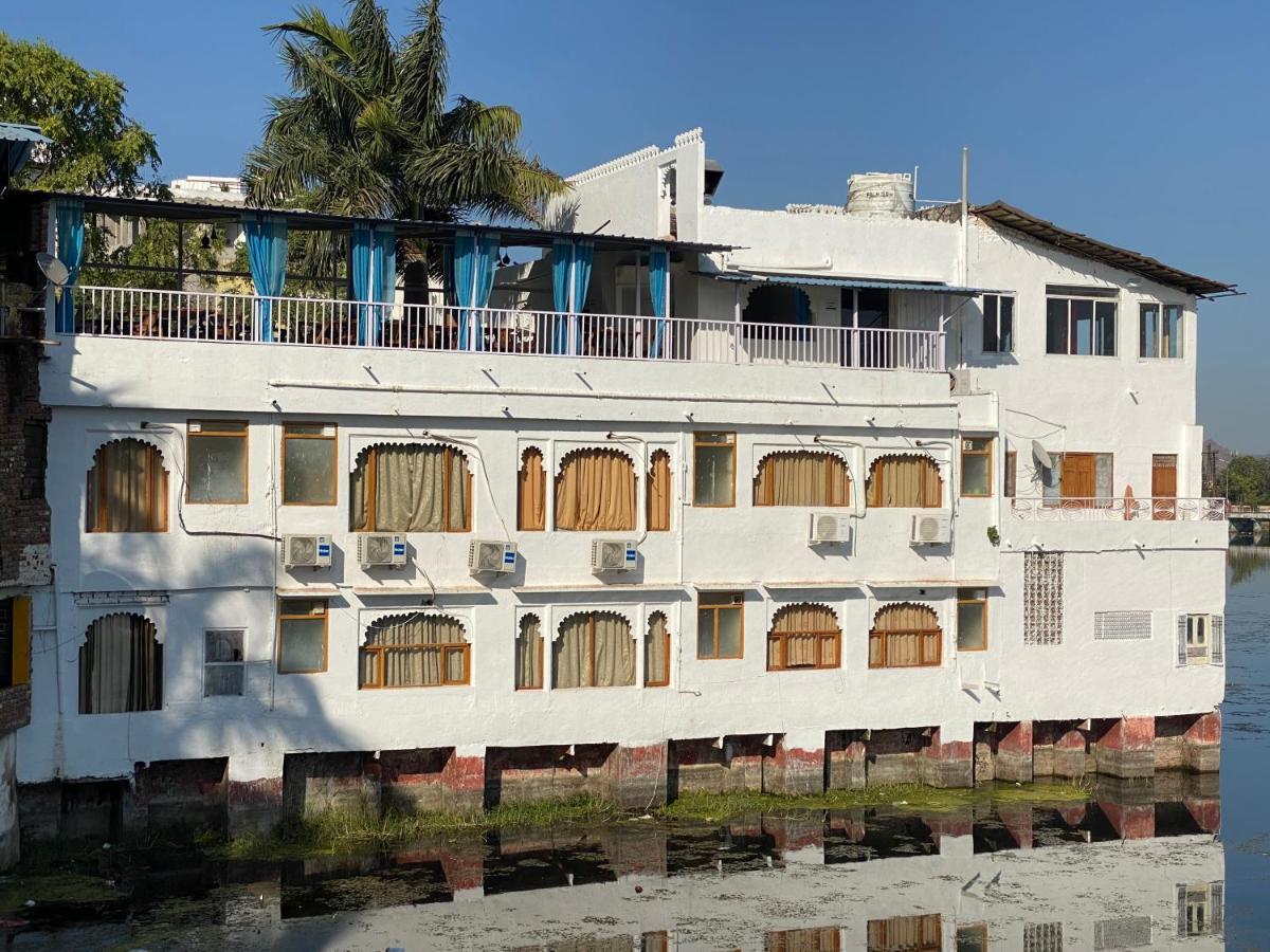 Natural Lake View Hotel Udaipur Ngoại thất bức ảnh