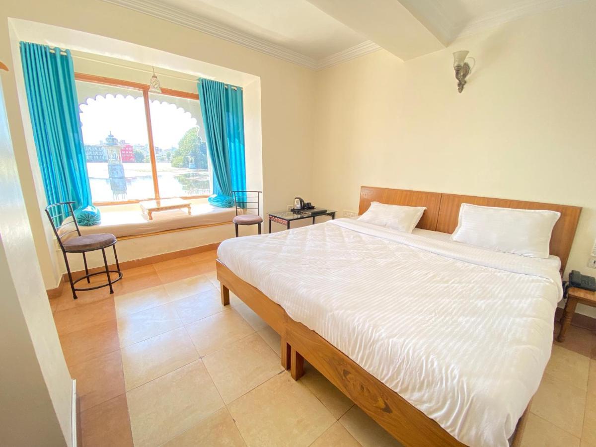 Natural Lake View Hotel Udaipur Ngoại thất bức ảnh
