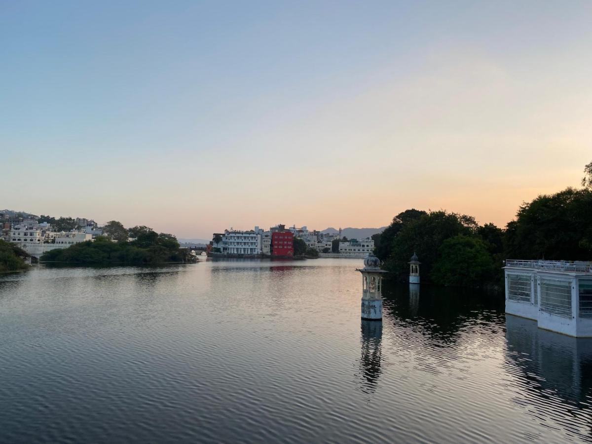 Natural Lake View Hotel Udaipur Ngoại thất bức ảnh