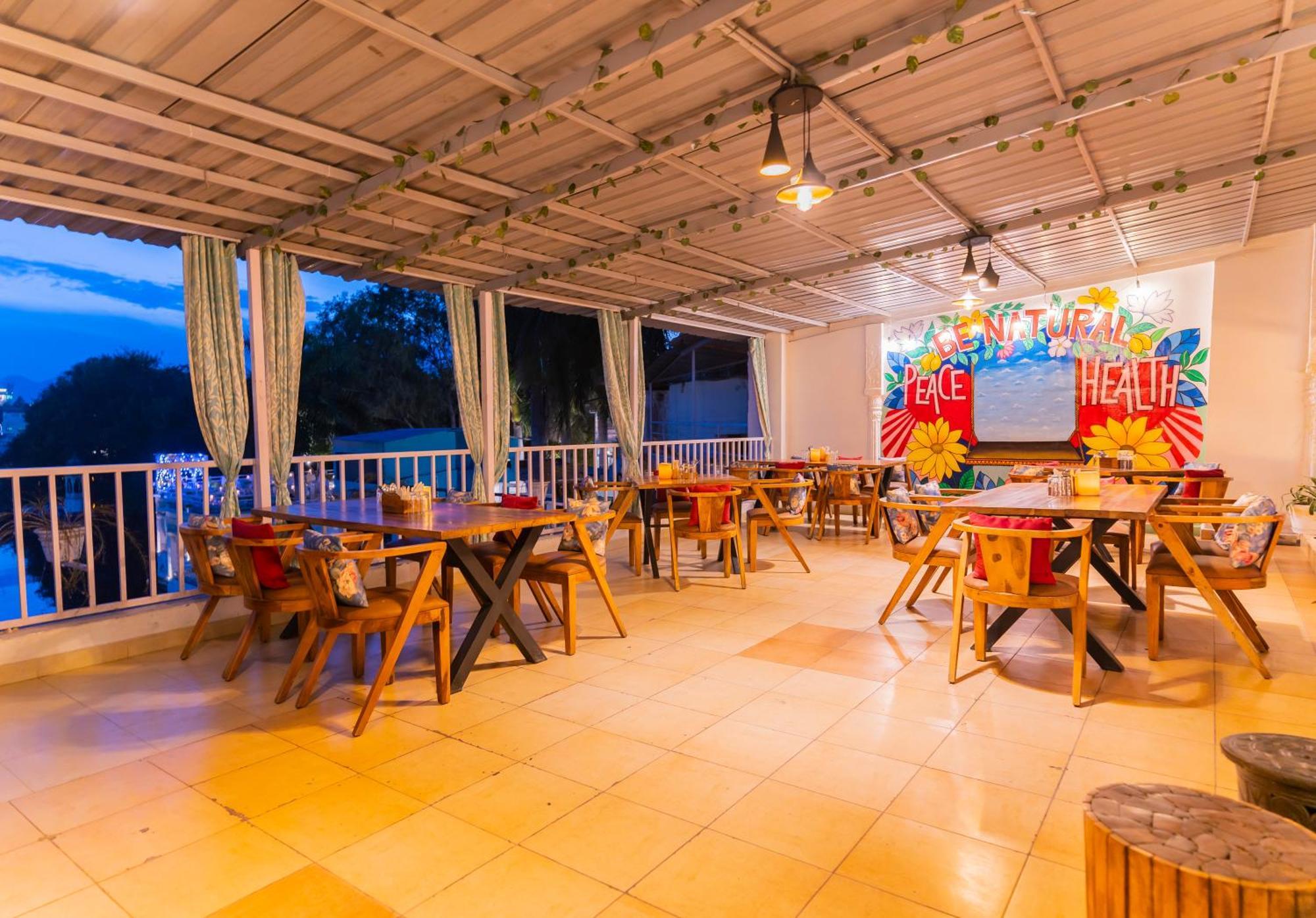 Natural Lake View Hotel Udaipur Ngoại thất bức ảnh
