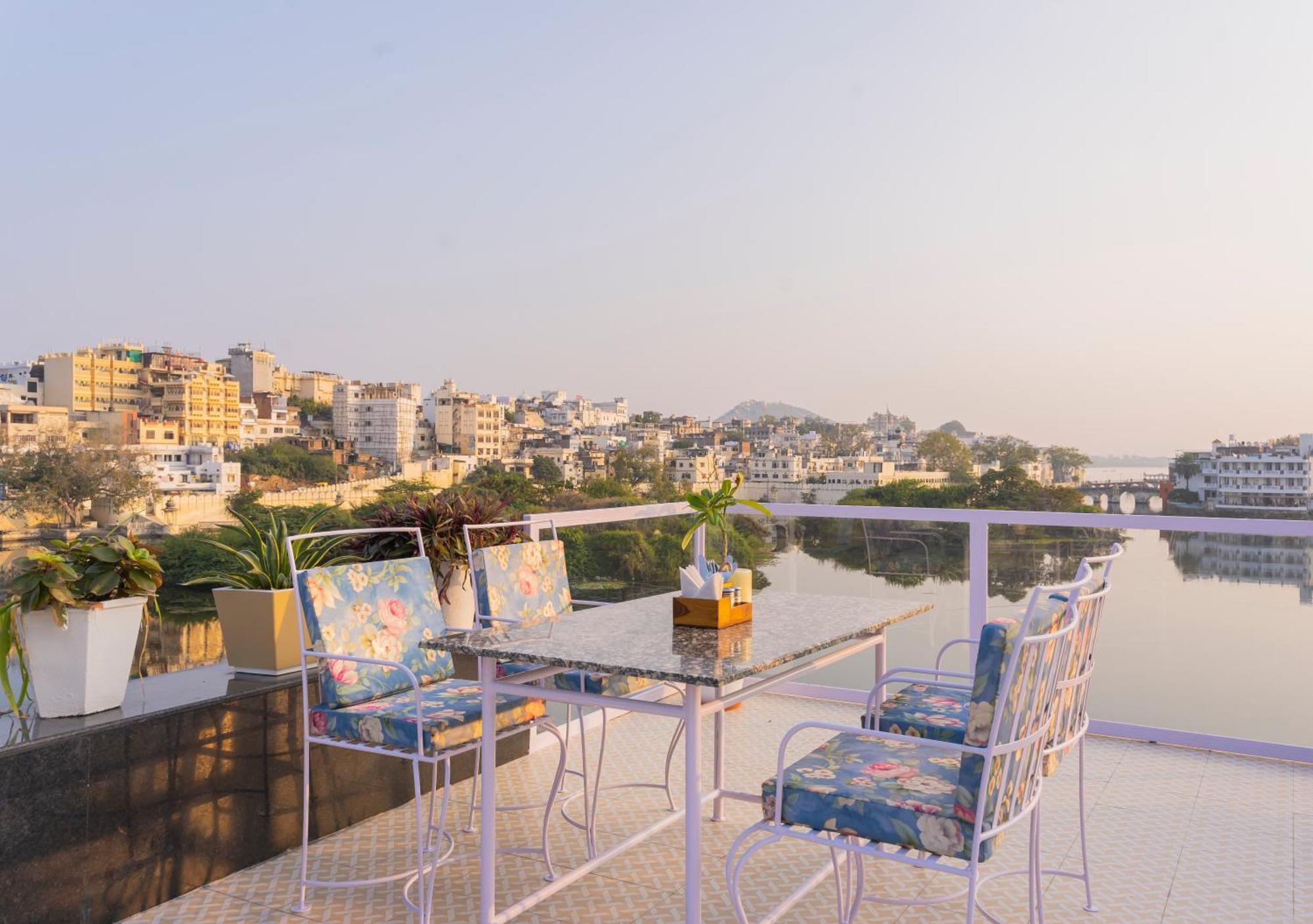 Natural Lake View Hotel Udaipur Ngoại thất bức ảnh