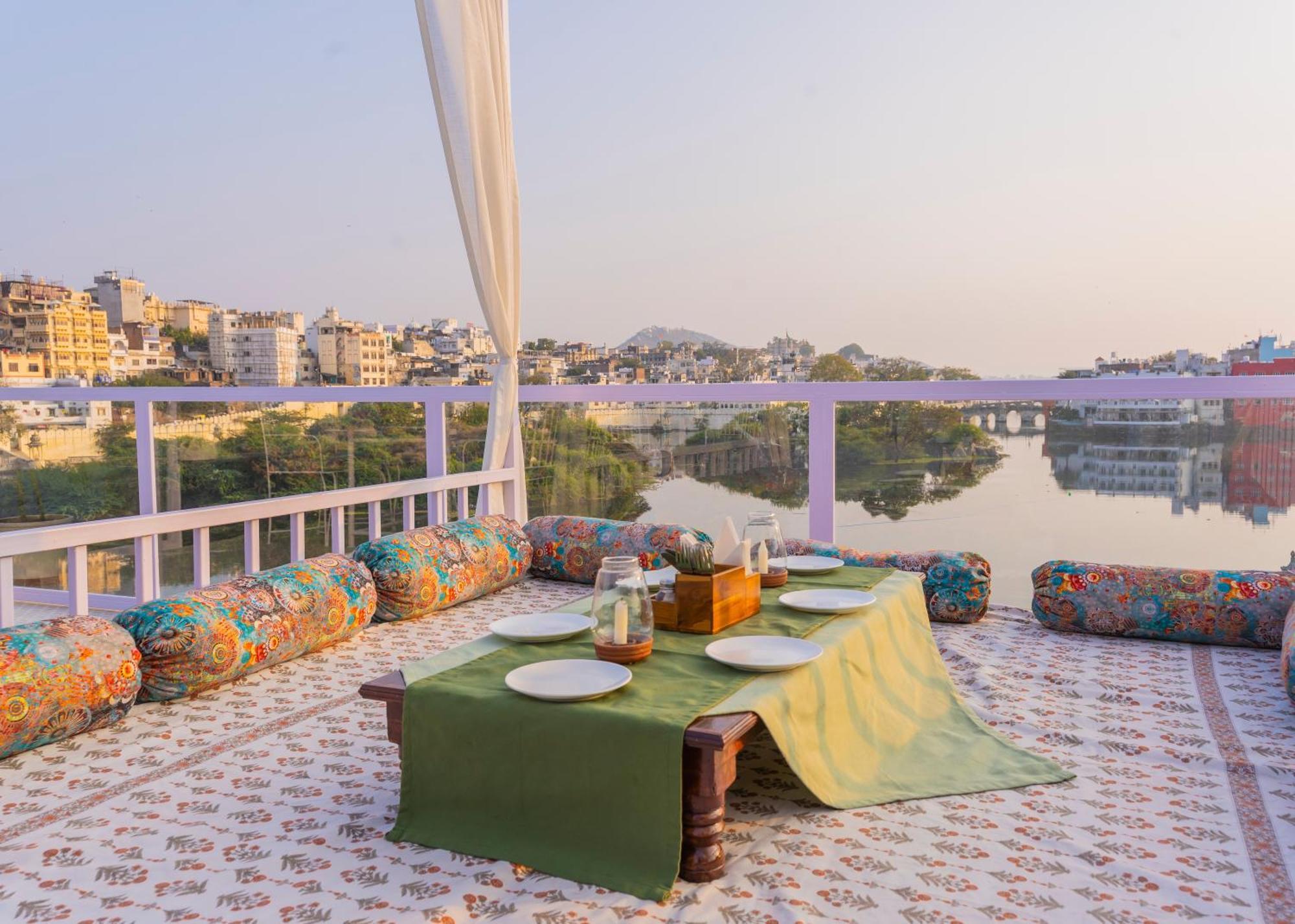 Natural Lake View Hotel Udaipur Ngoại thất bức ảnh