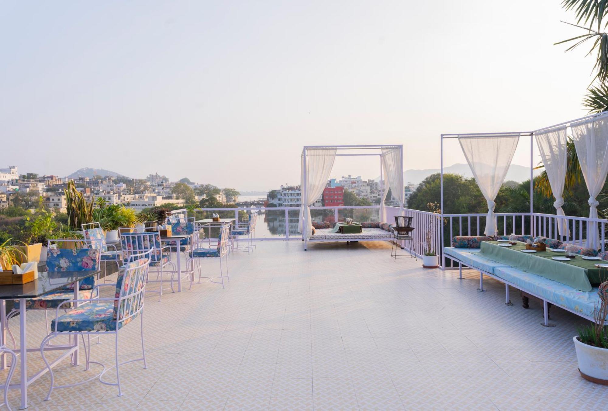 Natural Lake View Hotel Udaipur Ngoại thất bức ảnh