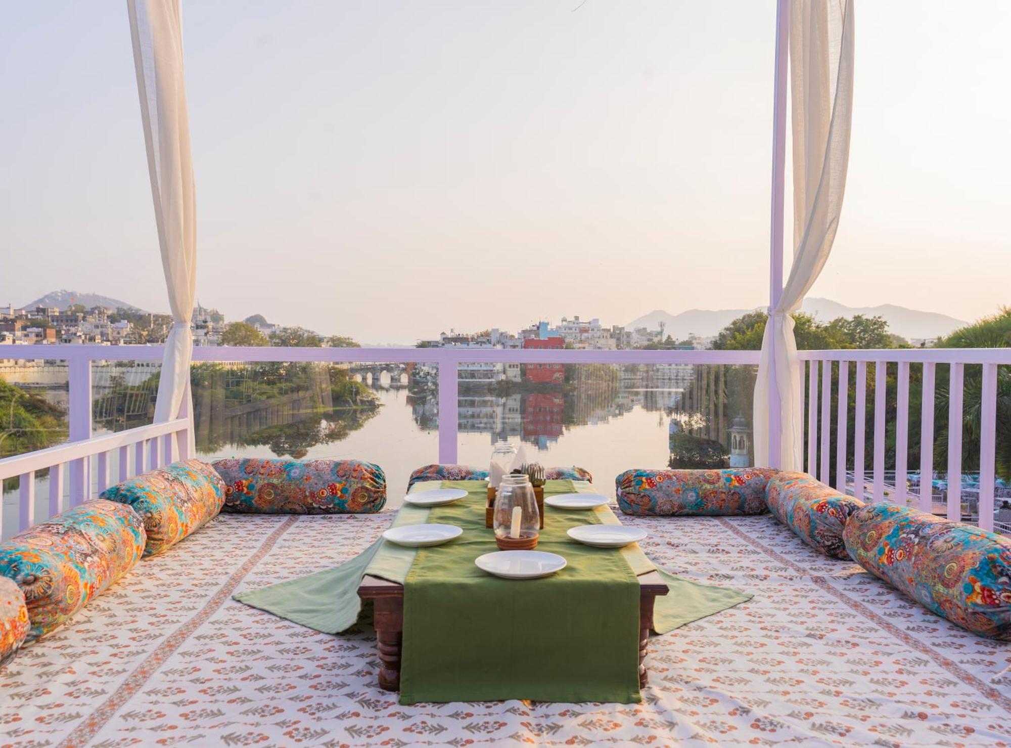 Natural Lake View Hotel Udaipur Ngoại thất bức ảnh