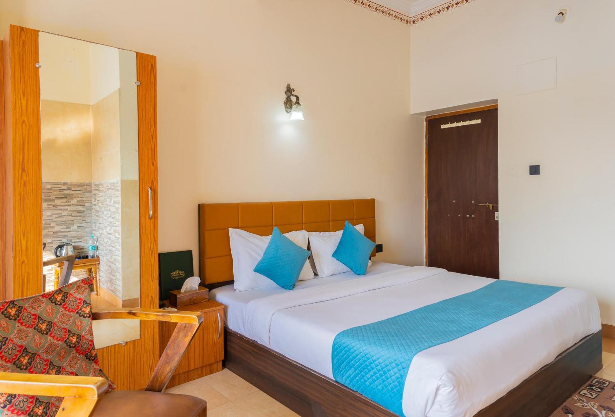Natural Lake View Hotel Udaipur Ngoại thất bức ảnh