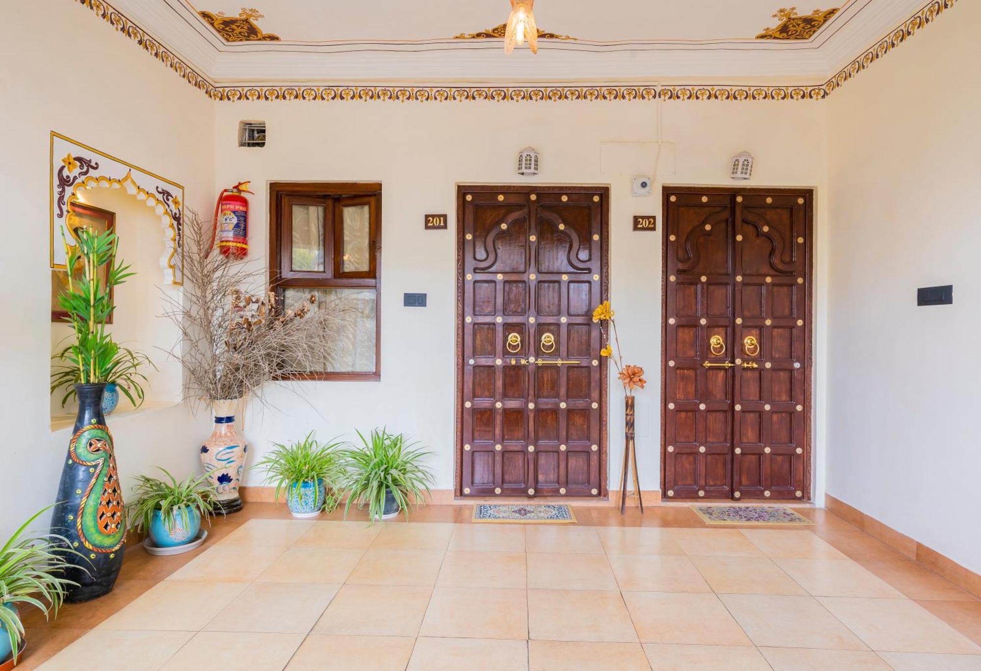 Natural Lake View Hotel Udaipur Ngoại thất bức ảnh
