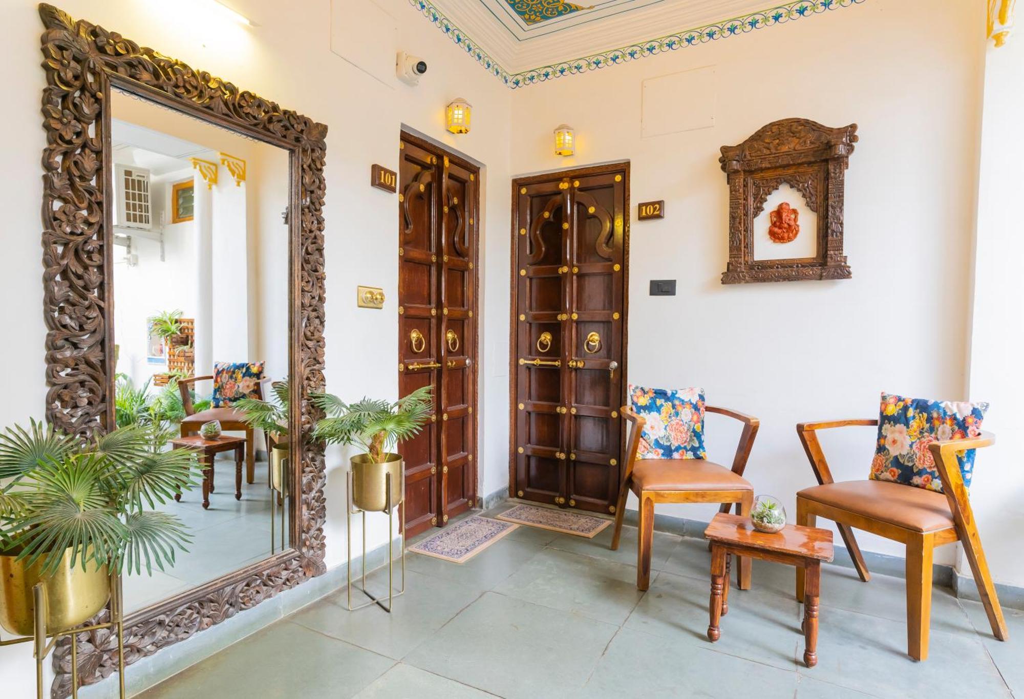 Natural Lake View Hotel Udaipur Ngoại thất bức ảnh