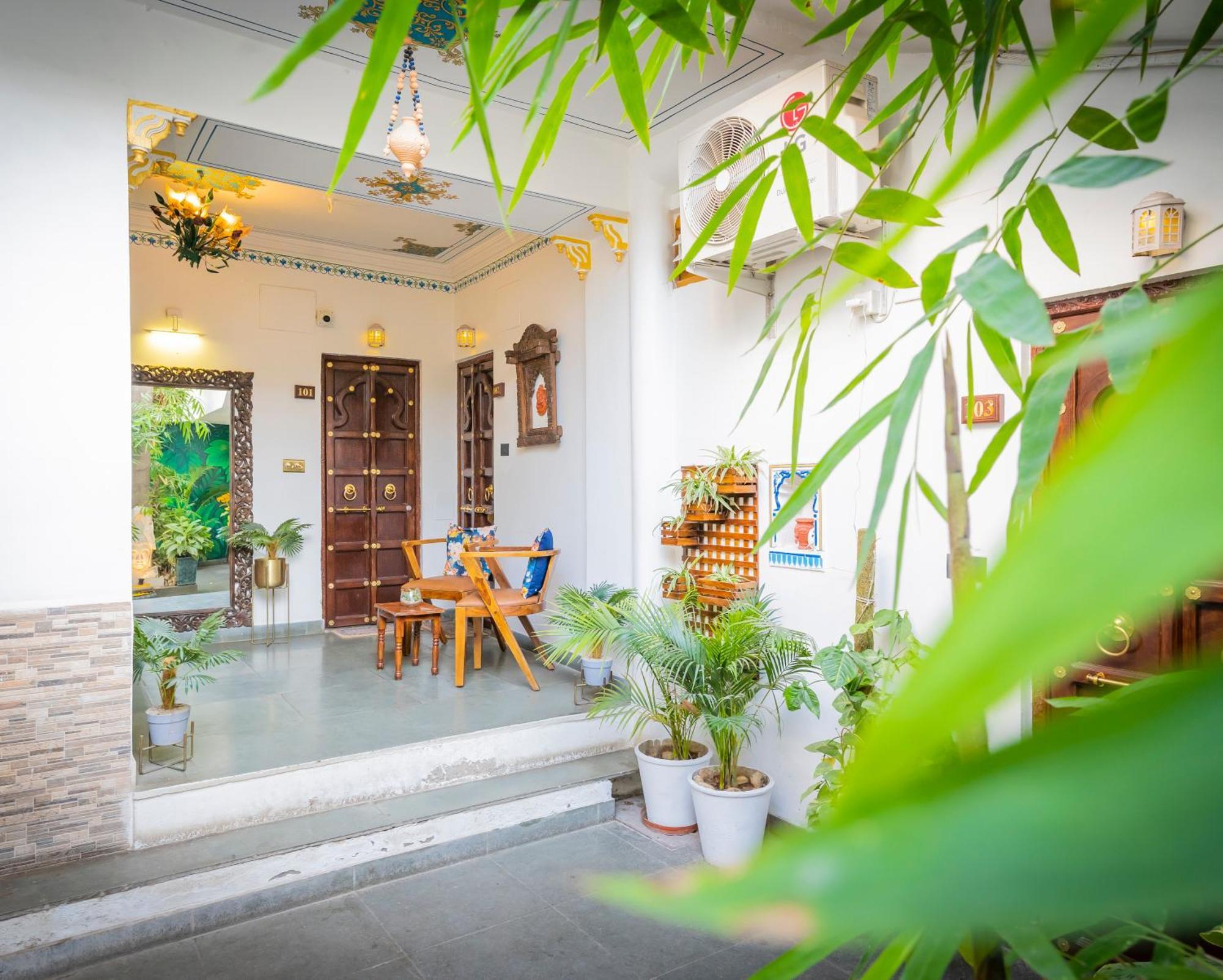 Natural Lake View Hotel Udaipur Ngoại thất bức ảnh