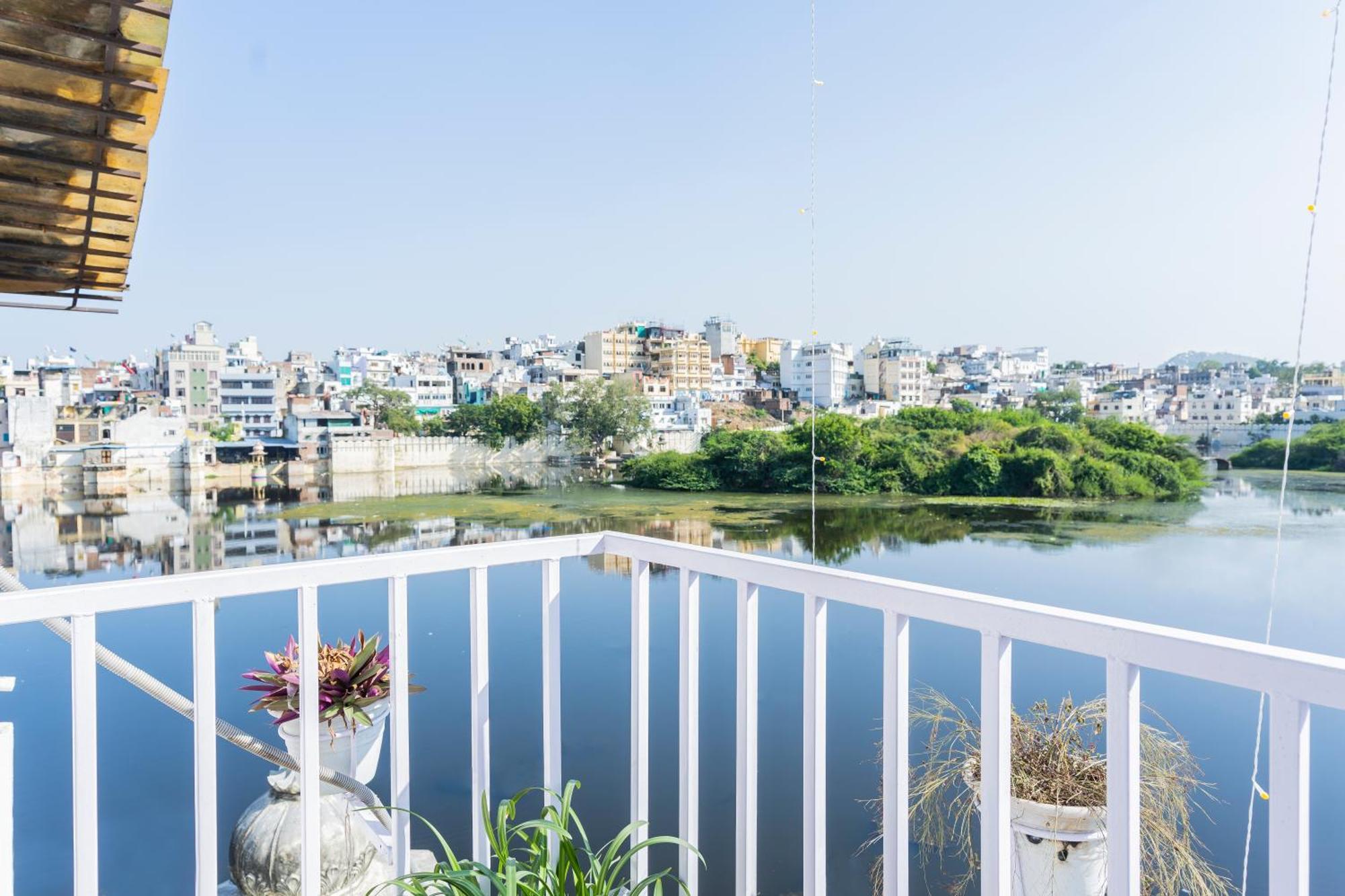 Natural Lake View Hotel Udaipur Ngoại thất bức ảnh