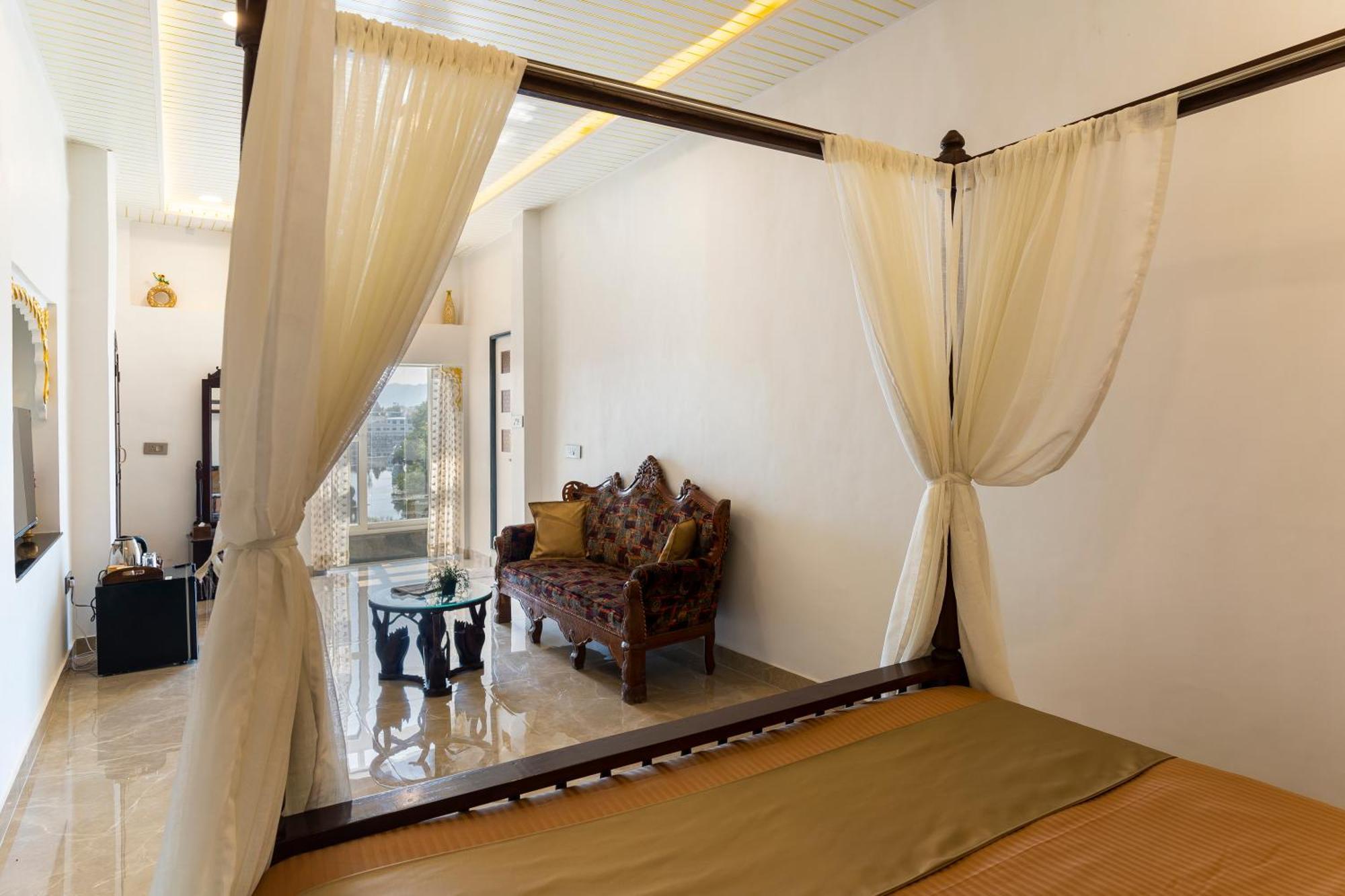 Natural Lake View Hotel Udaipur Ngoại thất bức ảnh