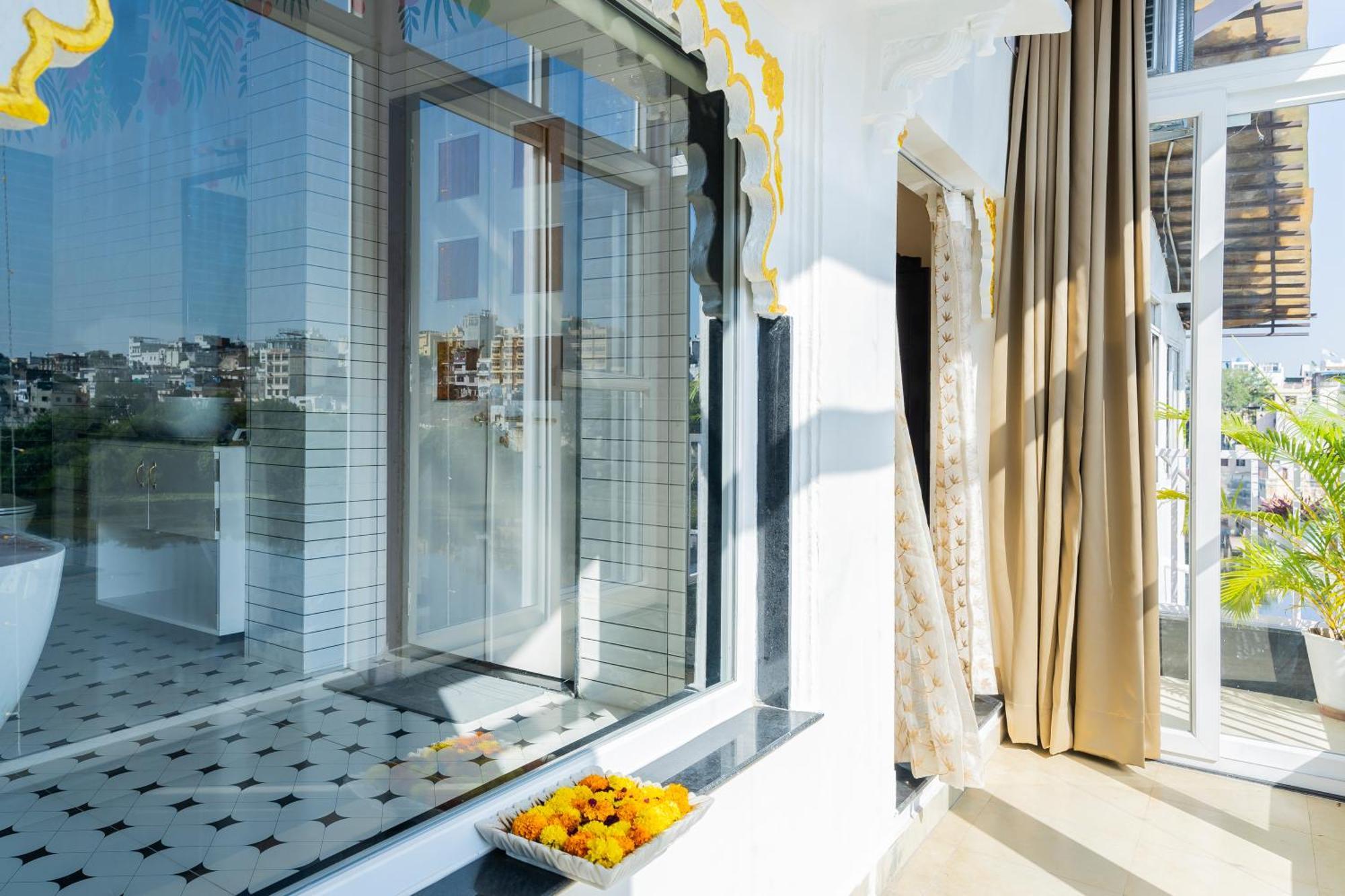 Natural Lake View Hotel Udaipur Ngoại thất bức ảnh